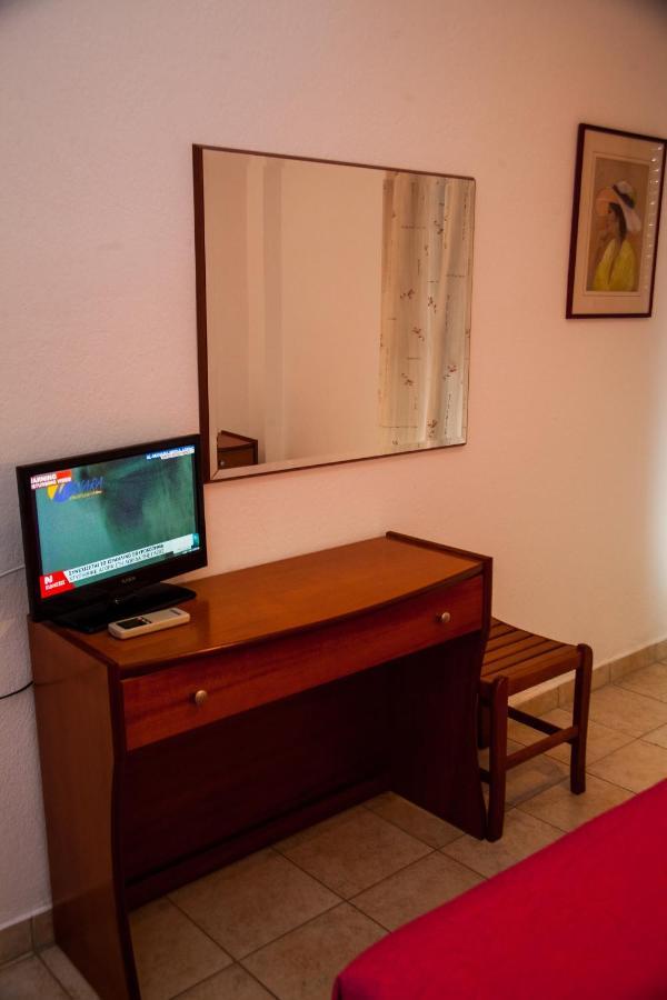 Hotel Adonis Kriopigi Buitenkant foto