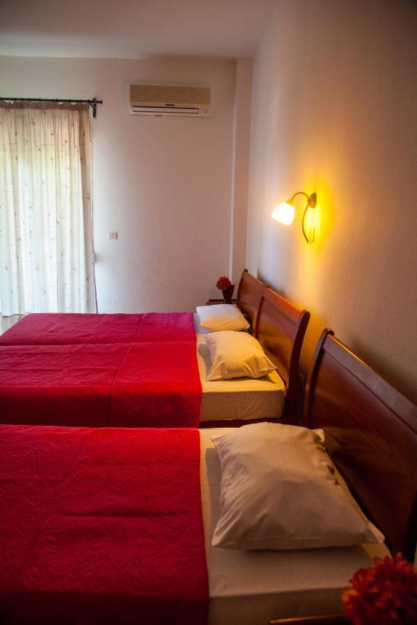 Hotel Adonis Kriopigi Buitenkant foto